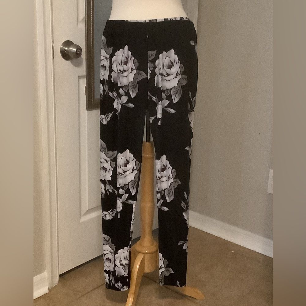 Black w/ large cabbage rose print in grey & whites🧝‍♀️